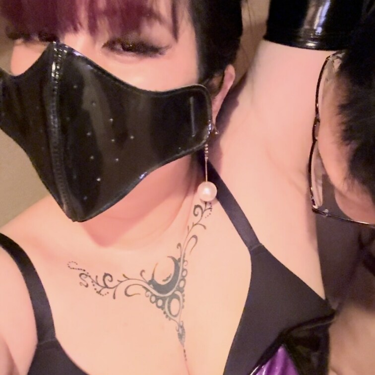 【夏に7日洗ってない脇を奉仕】クローゼットに○○○されたマゾ。7日間洗ってない脇を嗅がせ、じらしてから脇を奉仕させます。