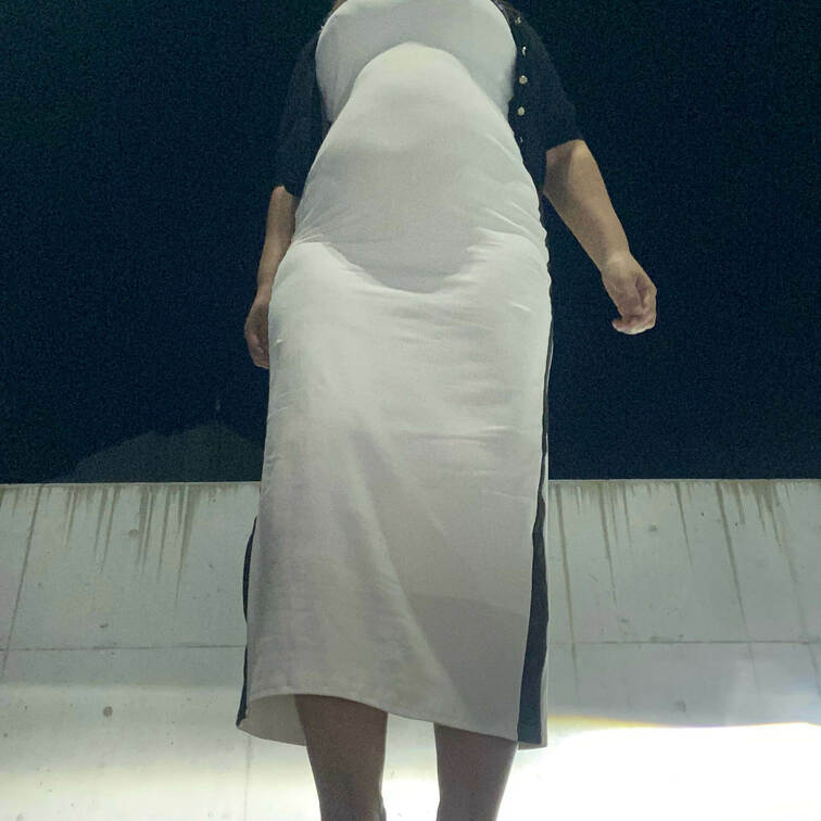 前後透け透けワンピース
Tバックでしゃがみパンチラやおっぱいムービー