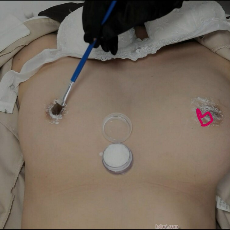 ブレザーを脱がして乳首に小麦粉かけて筆で乳輪を責める