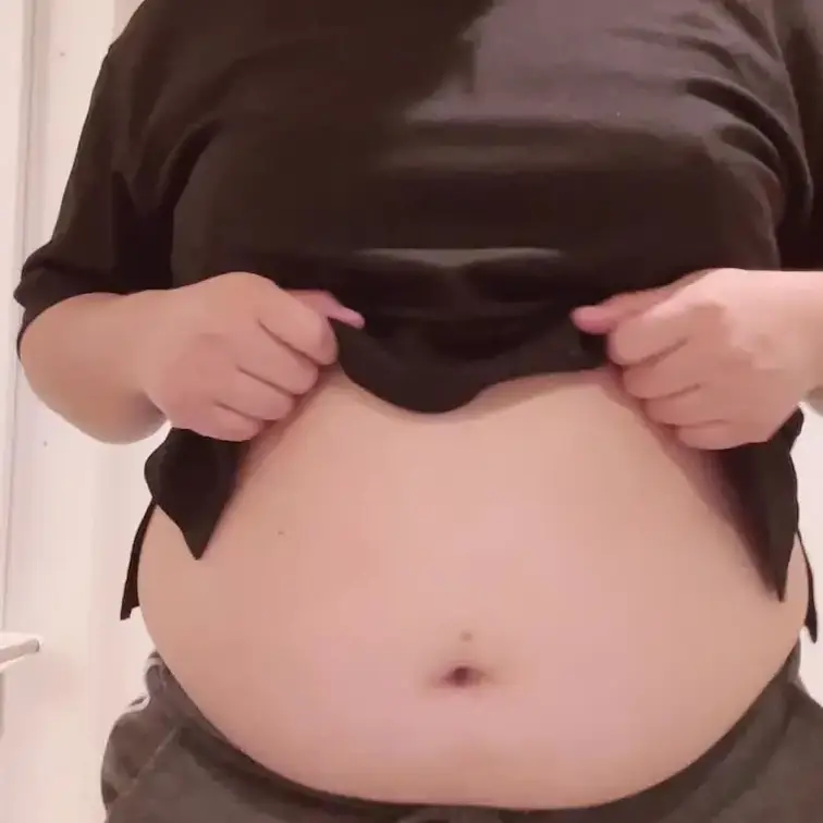 立って揺れてるだけです、