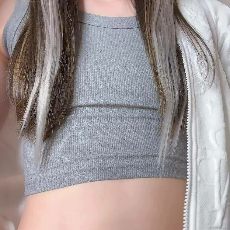 Xに載せた本編はこちら💁🏼‍♀️
 
 トレンドにノーブラがあったから撮ってみた✨
 貧乳が圧の強い服をノーブラで
