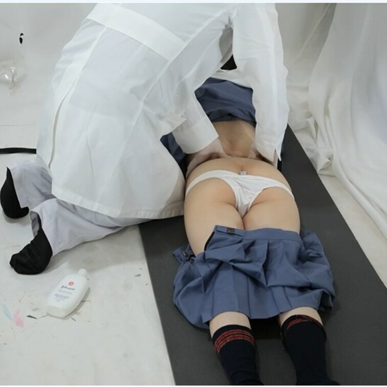 階段でパンスト姿で歩いて登る。

机の角で疑似オナニー動き。

フットポンプにお尻をつけて疑似騎乗位。

フ