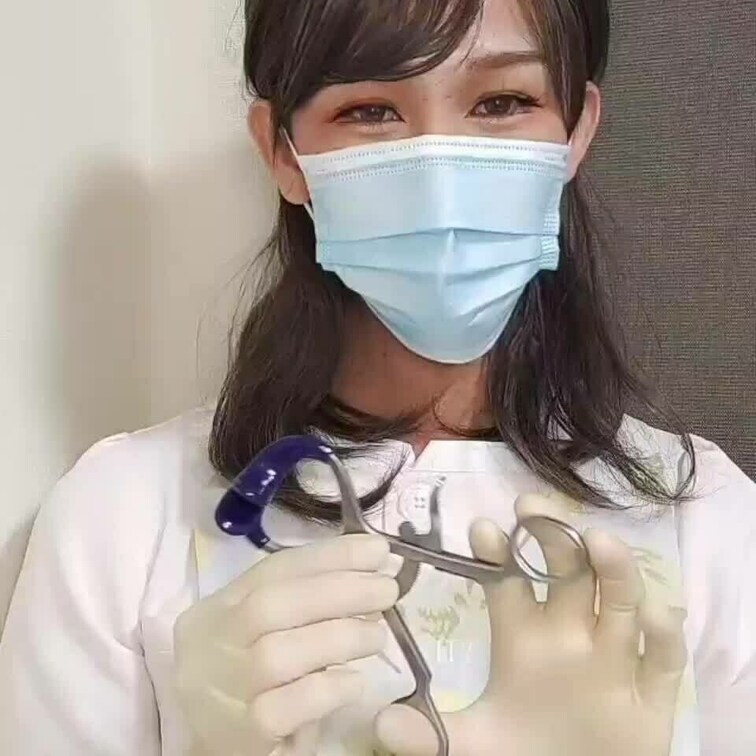 お口を拡げる器具入れますね〜😊開いてくださ〜い