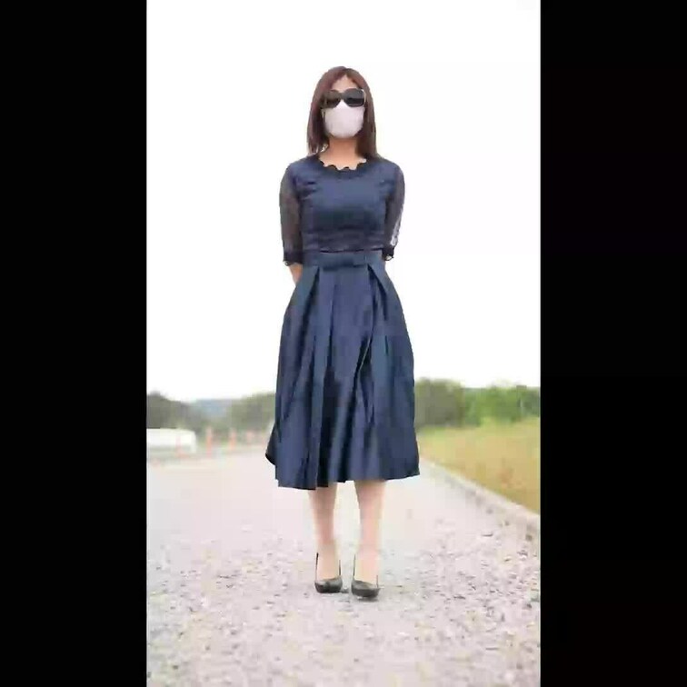 パーティードレスでベージュ色のパンティストッキングを履いてパンチラと脱衣。

車のガラスの上にスカート履いたまま座る