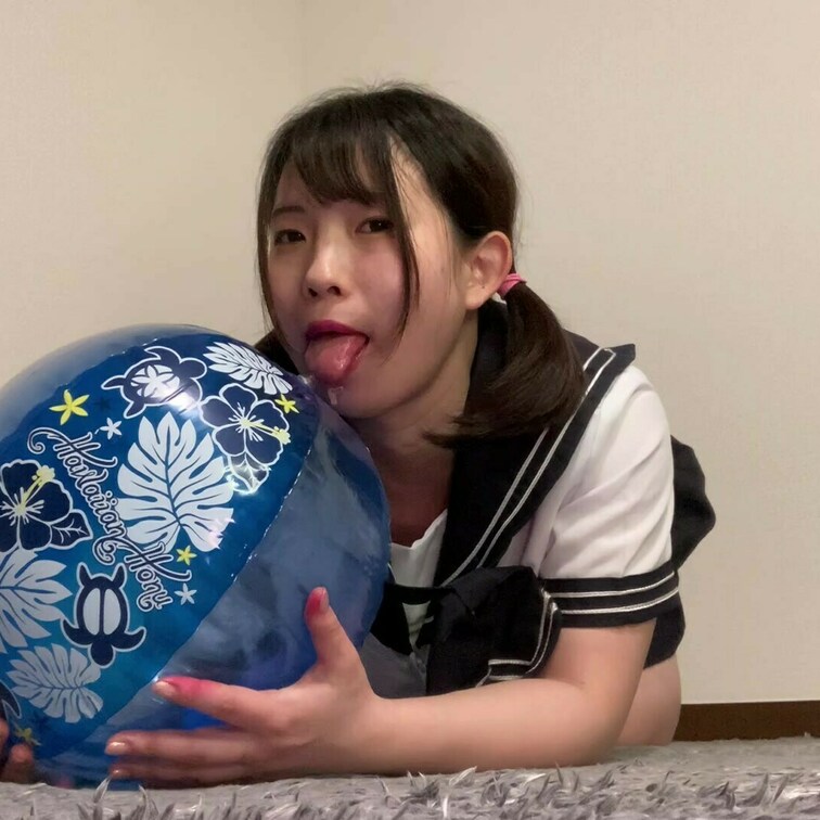 セーラー服で、ビーチボールを膨らませ、ビーチボールに座り、お尻でつぶしたりします。最後は空気を抜きます。