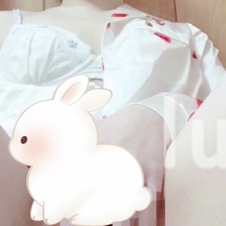 一つ前の動画のつつぎです🍓💭
見えちゃう体勢でおなにー…

見てくれたら嬉しいな🧸