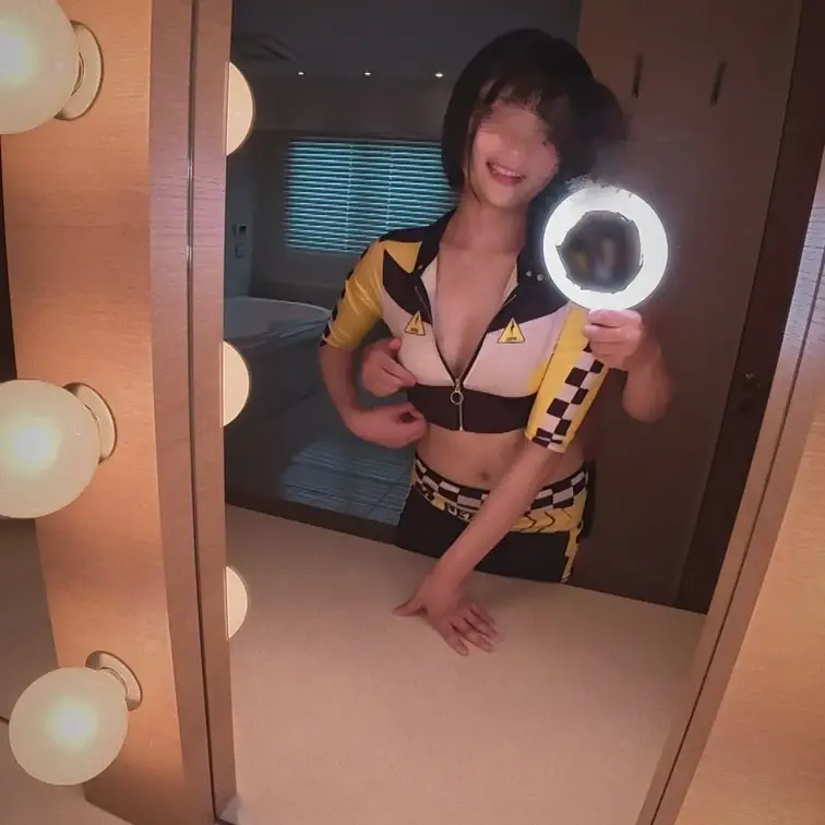 銀行勤めのお堅い女の子に、レースクイーン衣装を着せて泣くほど絶頂させちゃいました。理性も羞恥も捨てて、中出しまで受け止め