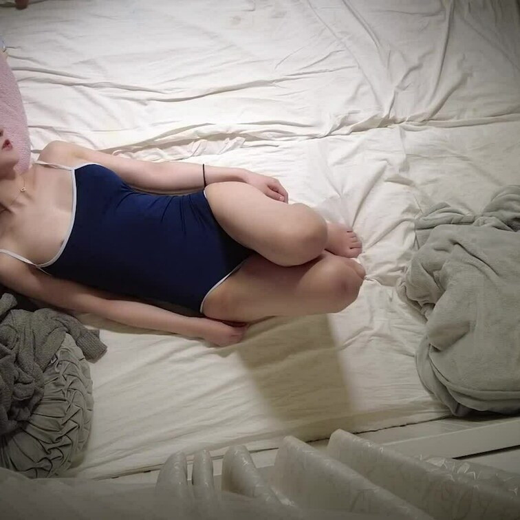 引きこもり系スク水美女が足ピンオナニー♡日本の夏が暑すぎて外に出れない、、、（別アングル）
