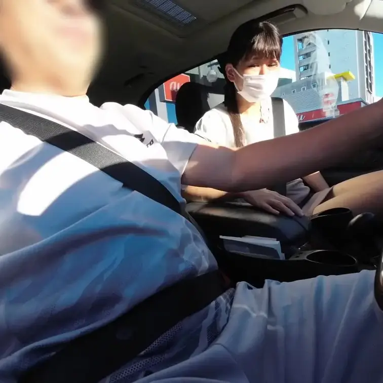 娘の友達と知らずデりヘルで呼んでしまい
お互いに内緒と言うことで頻繁に会う事に。
今日は車でSEX
公園に着くまでの間運転中に手コキをする
