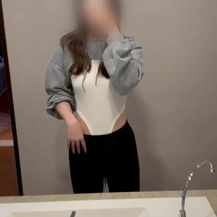 ちょっと毛が見えてるかも、、

この服着ていっぱいお口でしてる動画あげてます
https://myfans.jp/
