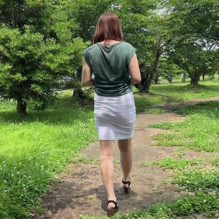 日頃は真面目な隣の奥さんと出かける時は
透けパンノーブラです