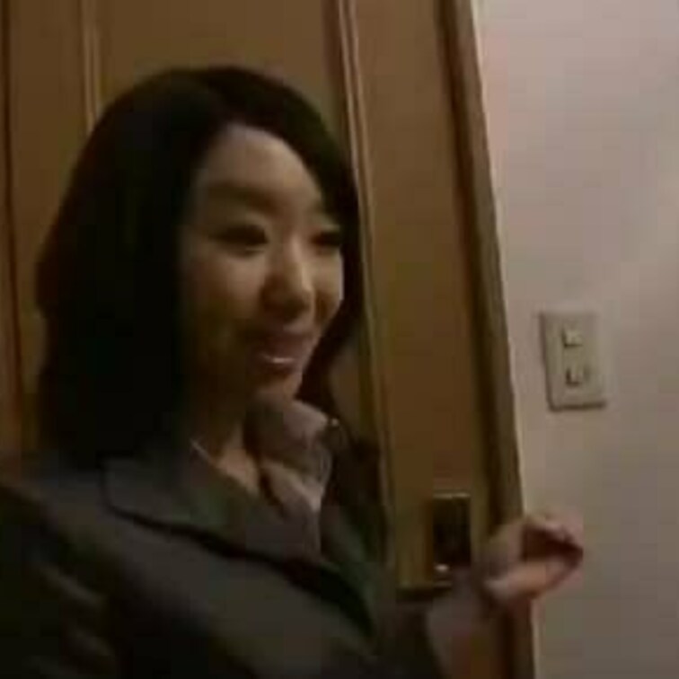 女性の営業さんが契約とるためにはねぇ、こうでもしないとなんだよぉ💝 会社の利益のためならとねぇ、クンニされ、手マンされ、