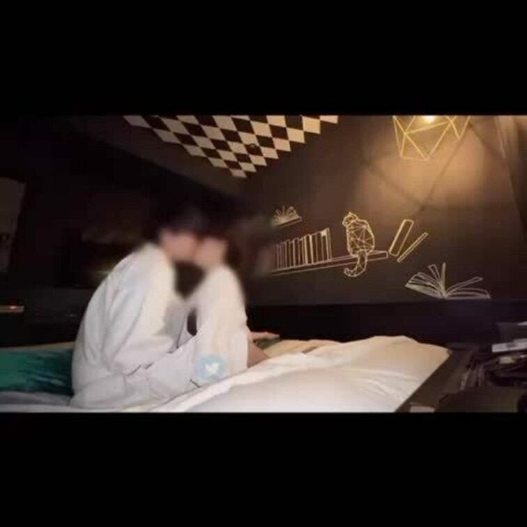Eカップお○○○さんと抱きつきながら、濃厚なキスとフェザータッチ。徐々に服がはだけていき、綺麗なおっぱいが露わに…