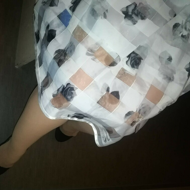 パンストはベージュにハマっていた頃。
春っぽいワンピースの女の子に撮らせてもらいました。
有料版はパンチラと足コキに