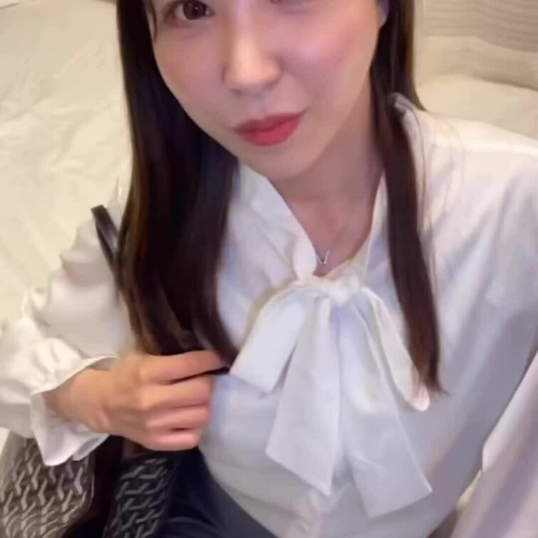 プライベートハメ撮り。
同僚の人妻女子社員とホテルでサボってハメ撮りSEXしました。
中出しの後に手コキもされて2連
