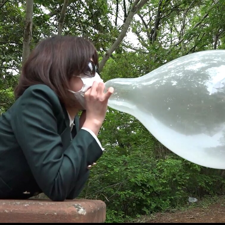 f896色んなポーズで風船膨らまし割り
