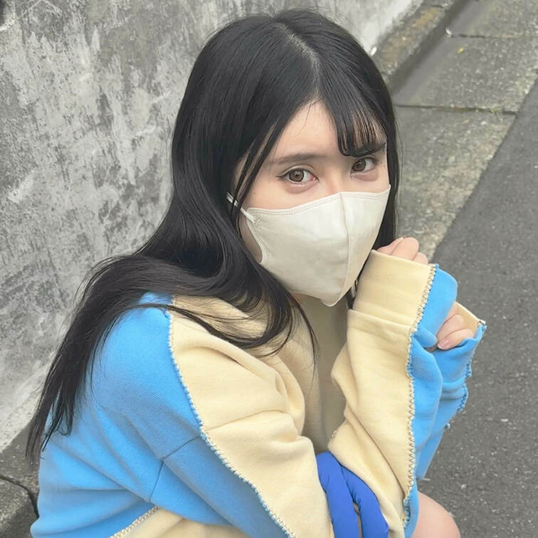#59【EMA 23歳】
今回ストリートスナップに協力してくれたのは、MARNIの水色×ミルキーホワイトの切り替えトレ