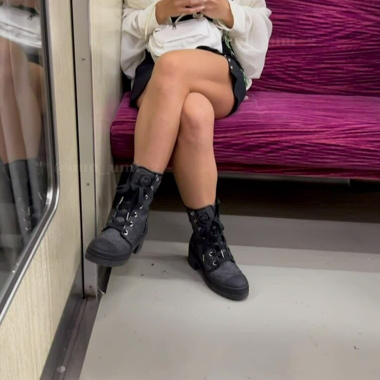 対面に座ってる女の子のパンツが見えてたから盗　撮しちゃった風の動画です🤍