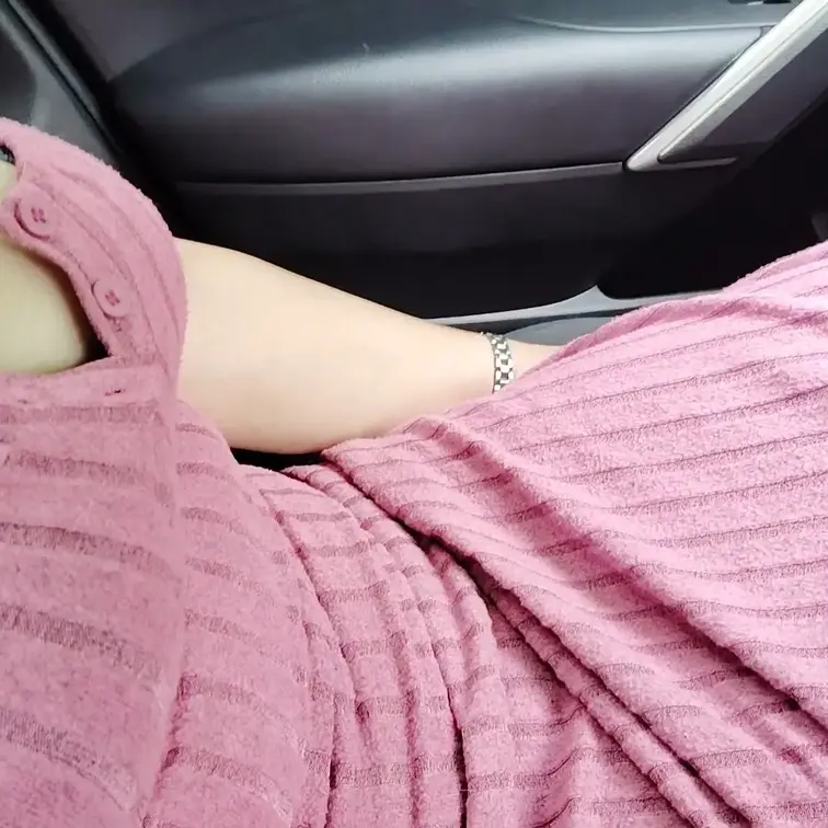 ♥️露出♥️ワンピースの裾を捲り上げパンチラ

車の中で今日の下着をチェック