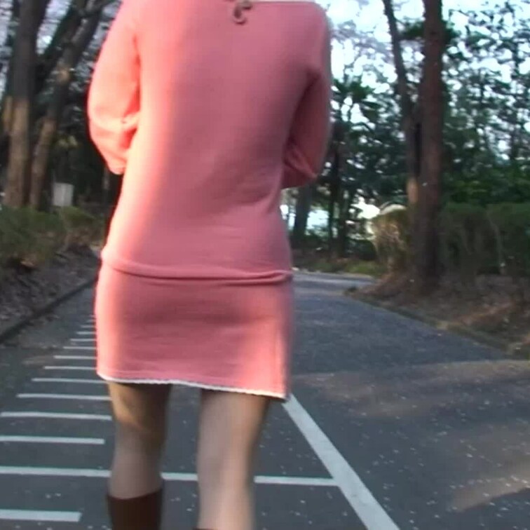 桜の花びら舞い散る森林公園で露出散歩♪
ノーブラ＆ノーパンストッキングでワンピースめくり上げ自慢の美巨乳を披露♪
恥