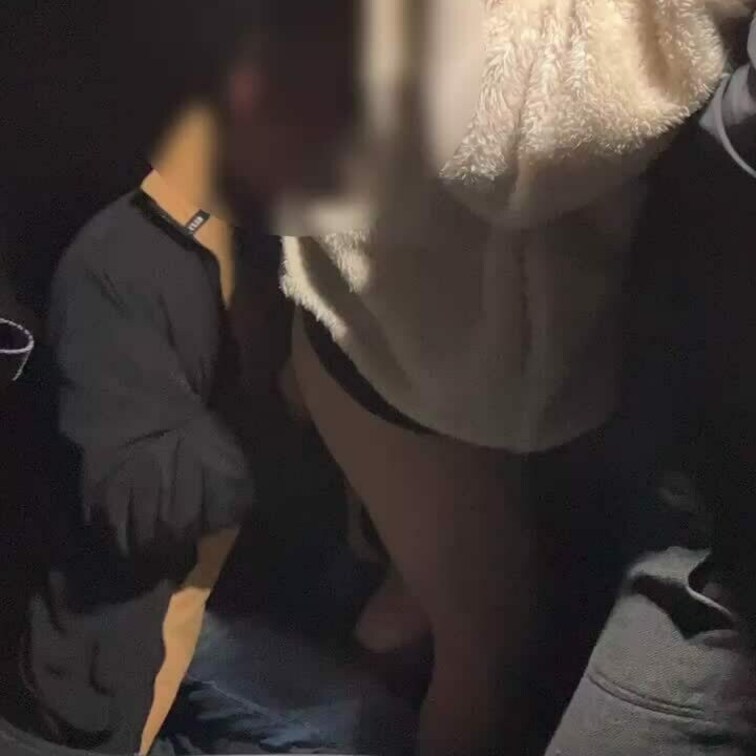夜の公園でオジサマ2人から触られまくり一日子さん。其の2