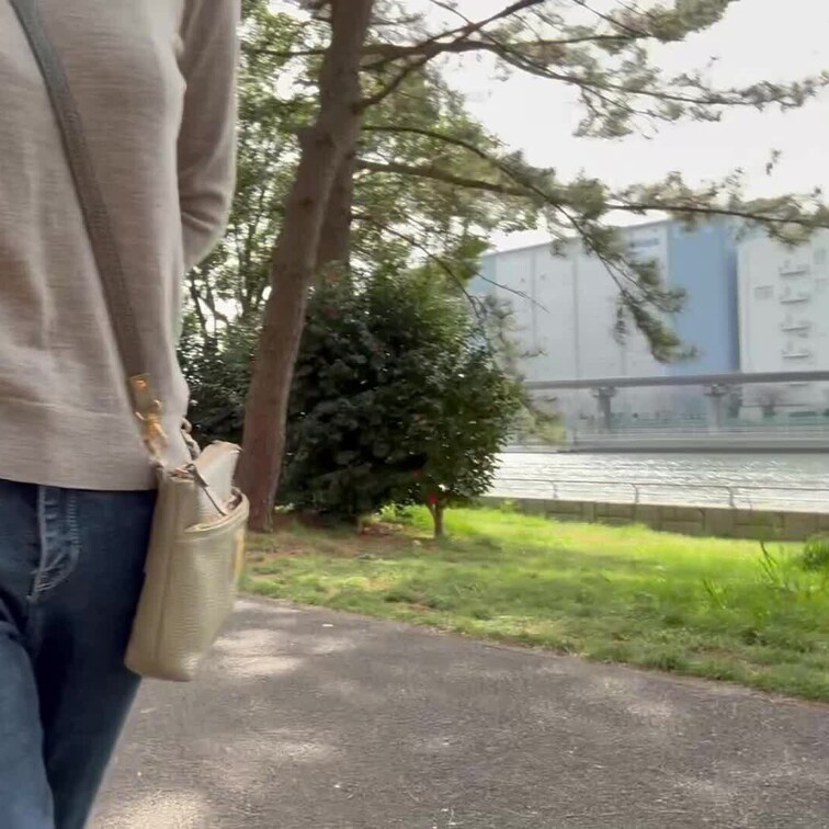 視線がお股に集中👀