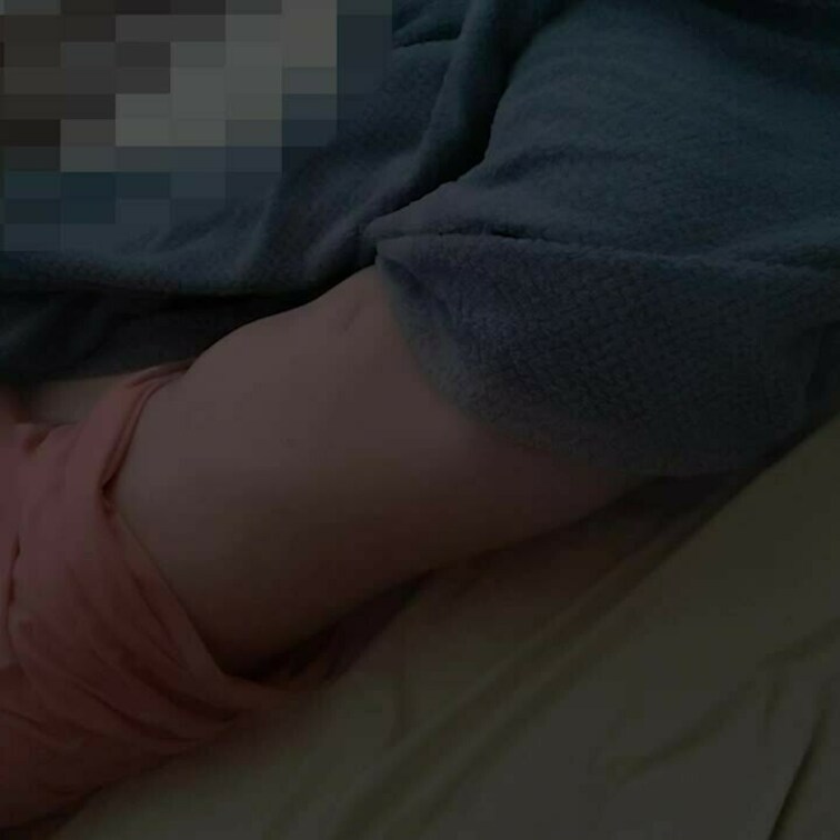 就寝中の嫁ちゃんに、そっといたずら、おっぱいまでなんとか辿りつけるか、
