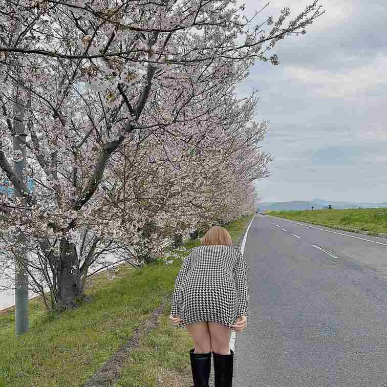 久々、放尿動画だよっ🚼
（苦手な方ゎごめんなさい😭）

カップルさんが植木の向こう側を歩いていて、後ろでゎお○○○