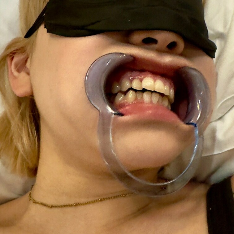 アイマスクとマウスオープナーで口臭とヨダレ味わいながらSEX