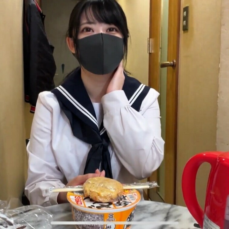 一部マスクなし無許可顔出し,アルバイトのためにまさかの🙈🙈生の時のセーラー服をきてきてくれたw

 真面目そうな黒髪