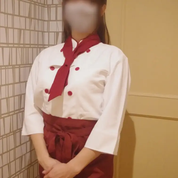 お待たせして申し訳ないです🙇
えっちなウェイトレスさんシリーズ🍽
こんなミニスカなウェイトレスさん…