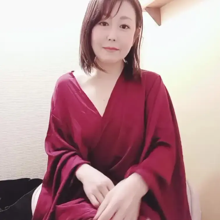 熟女の着替え
座ったまま上手に着替えられるかな？
