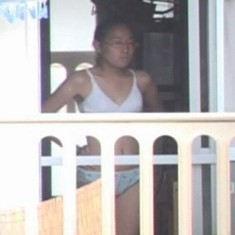 ⑤わざとベランダに出てきて捲ってパンツ見せてきた。これは昔の話し。引っ越す1週間前、荷物もカーテンも全部片付けて何もない
