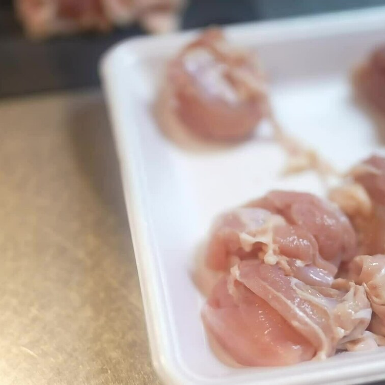 あなたのお家の家政婦にどうですか？🥰
食事の栄養バランスを考えて、脂質を減らすために鶏肉の皮を下処理しているところです
