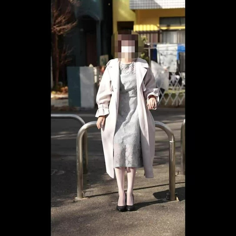 清楚系ドレスと白のガーターベルトを身に着けてパンチラと四つん這い。

首輪をつけたまま野外でオシッコ。

ピンク