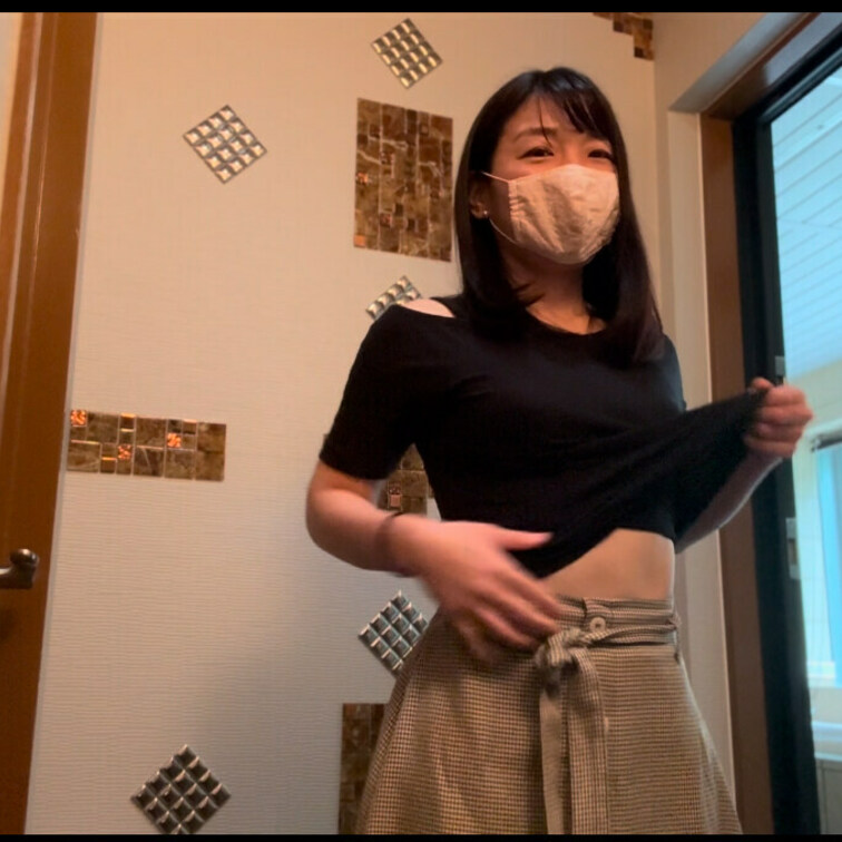 撮影前のお着替え❤️
私服からアオザイに着替えるよ😊

ランジェリー丸見え回です😎