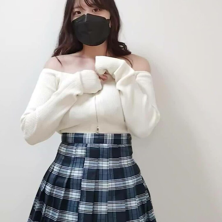 おっぱい揺らしながらtiktok踊ってみた……💗💗

皆さんもうかのんのtiktokはフォローしてますよね？？
ま