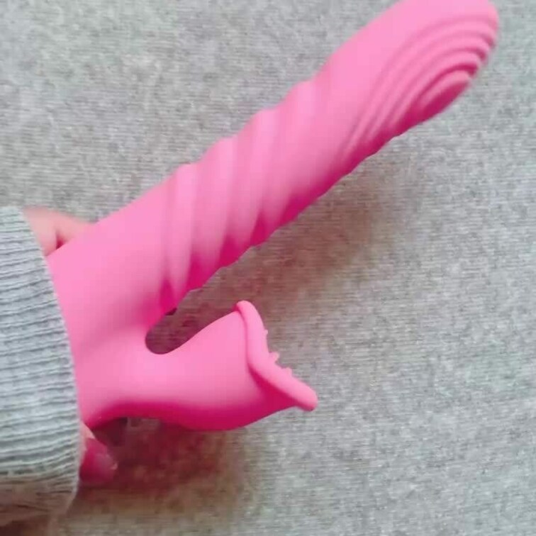 新しく買ったバイブは膣奥をえぐりながら
ピストンしてくれるものにしました🥰💓
クリの部分はベロみたいになってます👅