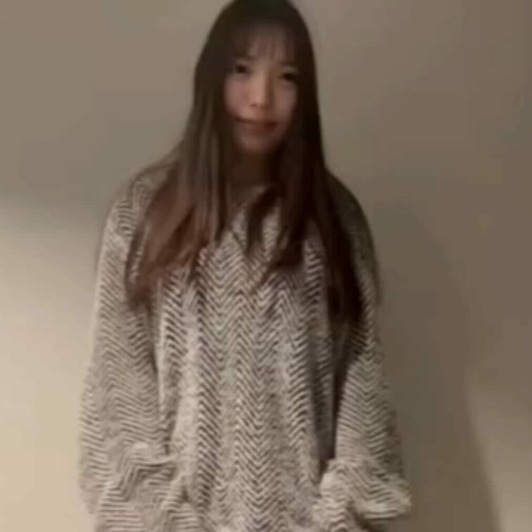 服をめくりあげてみただけよ😋
