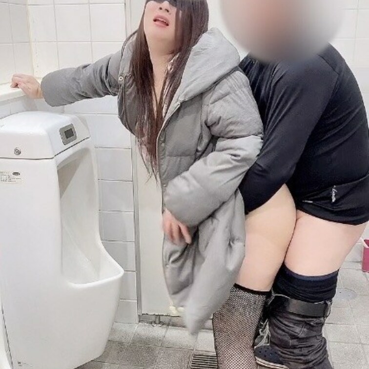 先週またまた素敵な男子用の公衆○○○を見つけちゃいました✌️今度は○○○の入口から男子用便器が丸見えなのでセックスしてる