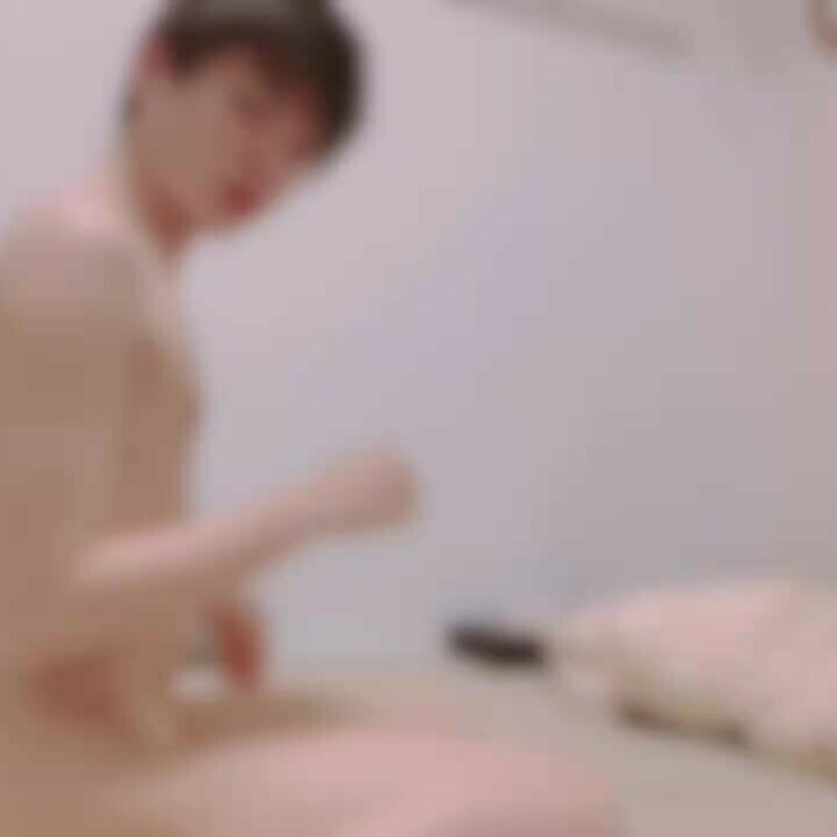 1人で四つん這いになってお胸を弄りながら射精してる動画です…♡