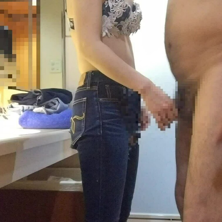 悪友と妻が密会した時に洗面台でmoussy穴開きデニムを履いた妻を立ちバックで○○○してる様子をご覧下さい