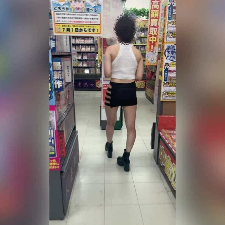 アダショで見せつけるように露出
