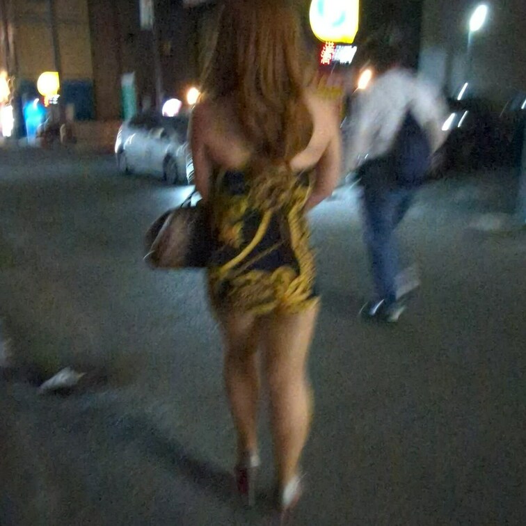 街飲みデートに行って来ました🥂
歩くたびに…
チラ👗