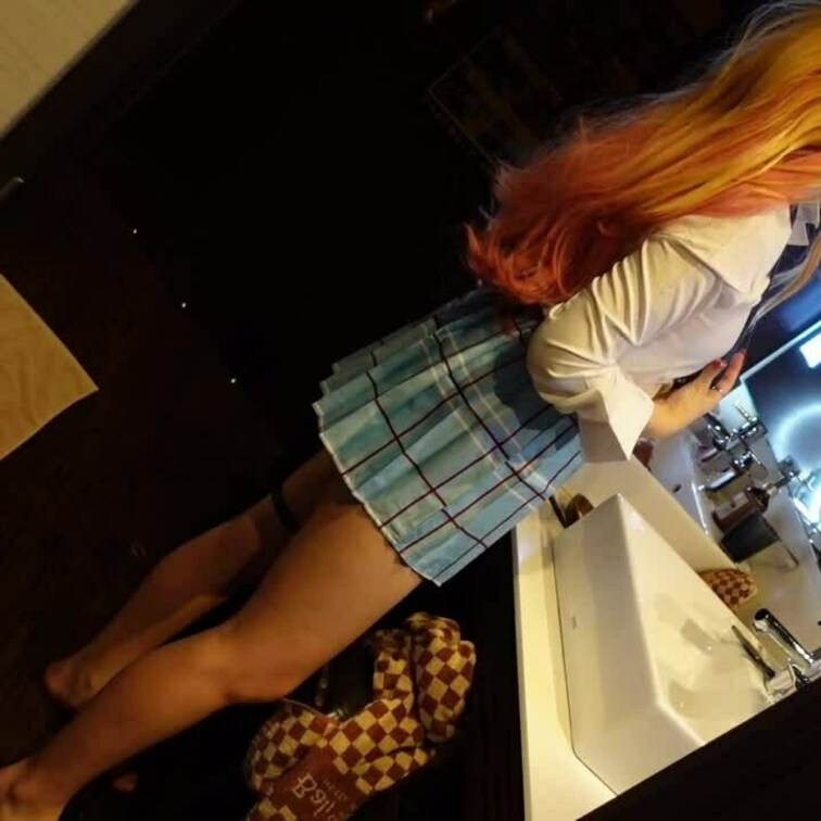 レイヤーさんの制服コスへのお着替えを鑑賞💛

スカートを折り生足を輝かせるセクシー美少女ギャルが制服姿に💕

ス