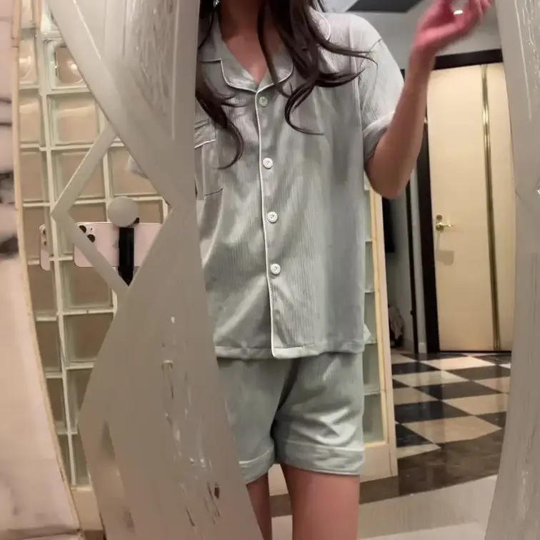 【右上のいいね押してから見てくれると嬉しいです🥹】

水色のストライプ柄パジャマ、似合ってるかな？🥺🫧
最初はパジ