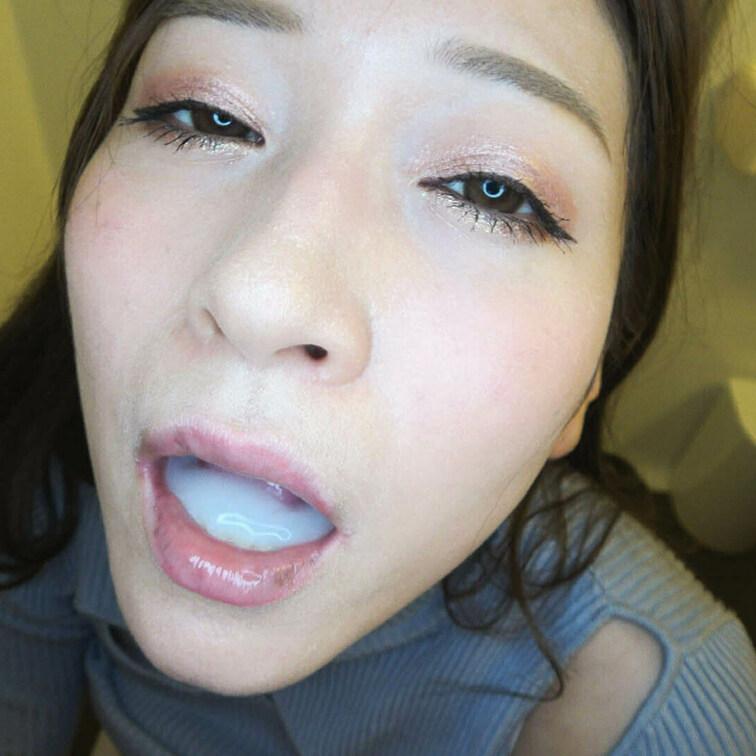 【トイレ連れ込みフェラ/個人撮影】Ｒちゃん（27）

某SNSで引っかけた女の子とプチ交縁。トイレに連れ込んでおしゃ