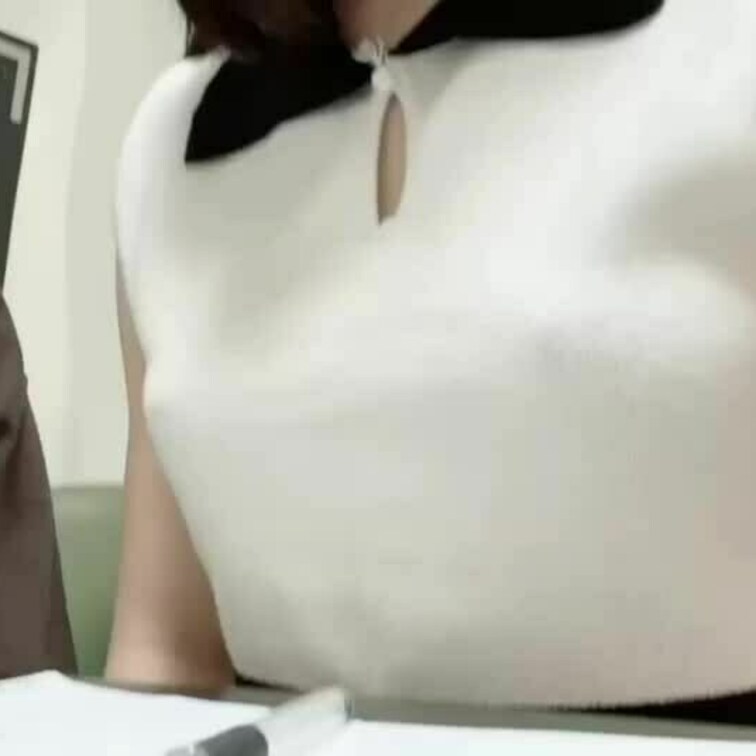 語学授業の中、隣に男子が座ってる中、こっそりおっぱい出してみました...