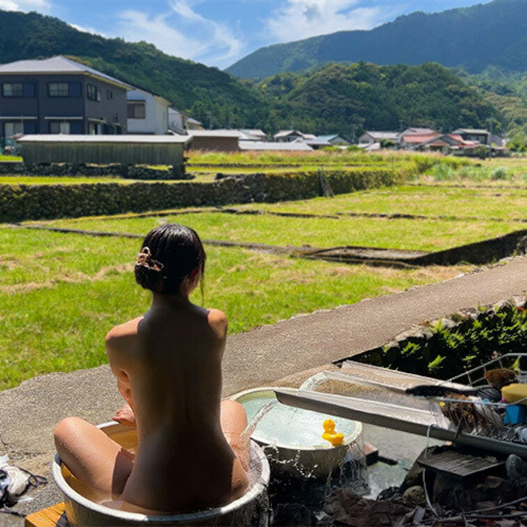 和歌山の野湯 その1

たらいにはざぶざぶと惜しげもなく硫黄泉がかけ流されている。
暑い時期にたまらない36度程の