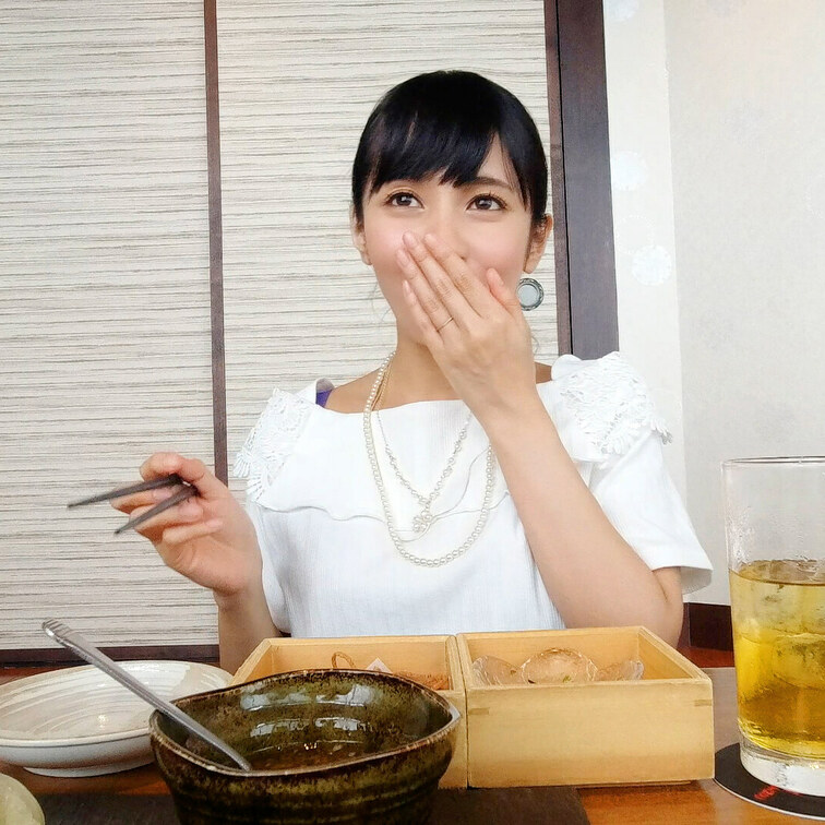こちらの若くて美人なレディも、学生のときから一緒だった殿方とゴールインされた奥さま。

◆◆◆本編◆◆◆
http